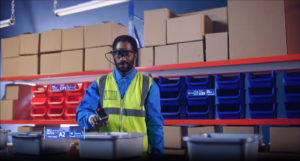 A realidade virtual (RV) e a realidade aumentada (RA) têm sido áreas de crescente interesse e inovação nos últimos anos. A RV envolve a criação de um ambiente virtual imersivo, enquanto a RA sobrepõe elementos virtuais ao ambiente real. Ambas as tecnologias têm o potencial de transformar a maneira como interagimos com o mundo ao nosso redor.